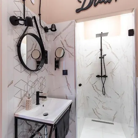 E13 Extravagant Studio Apartment *